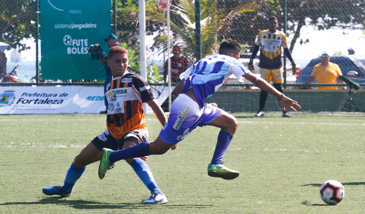 dois jogadores disputando uma bola